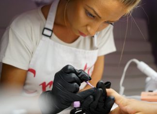 Mii de produse profesionale pentru saloanele de manichiuri și pedichiuri moderne!